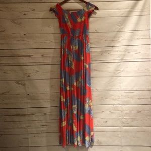 Bold print maxi dress with side slit and pockets.
